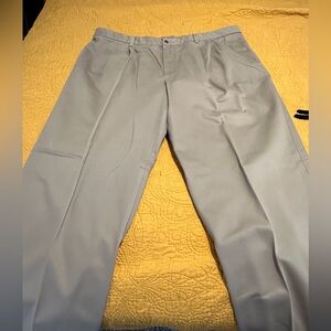 Men’s izod 44x32 pleated khaki pants